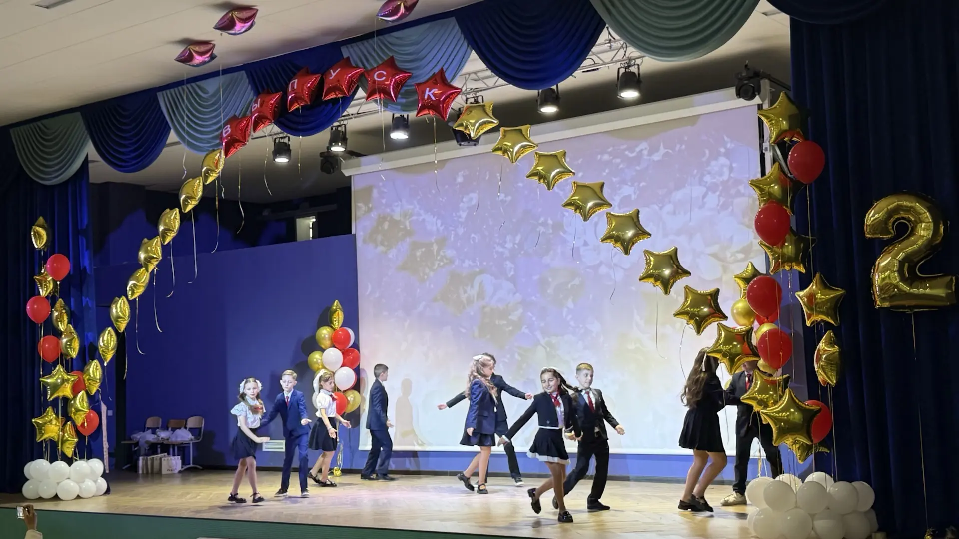 🎓 В добрый путь, наши маленькие звёзды!  Вчера в нашей школе царила особенная атмосфера. У ребят 4 «
