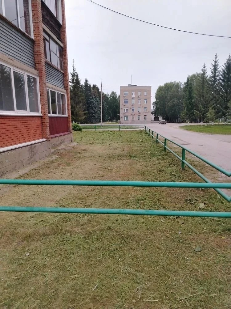 🌿 Продолжаем покос травы во дворах 🌿 
 
Середина июня — время, когда быстрорастущая трава требует 