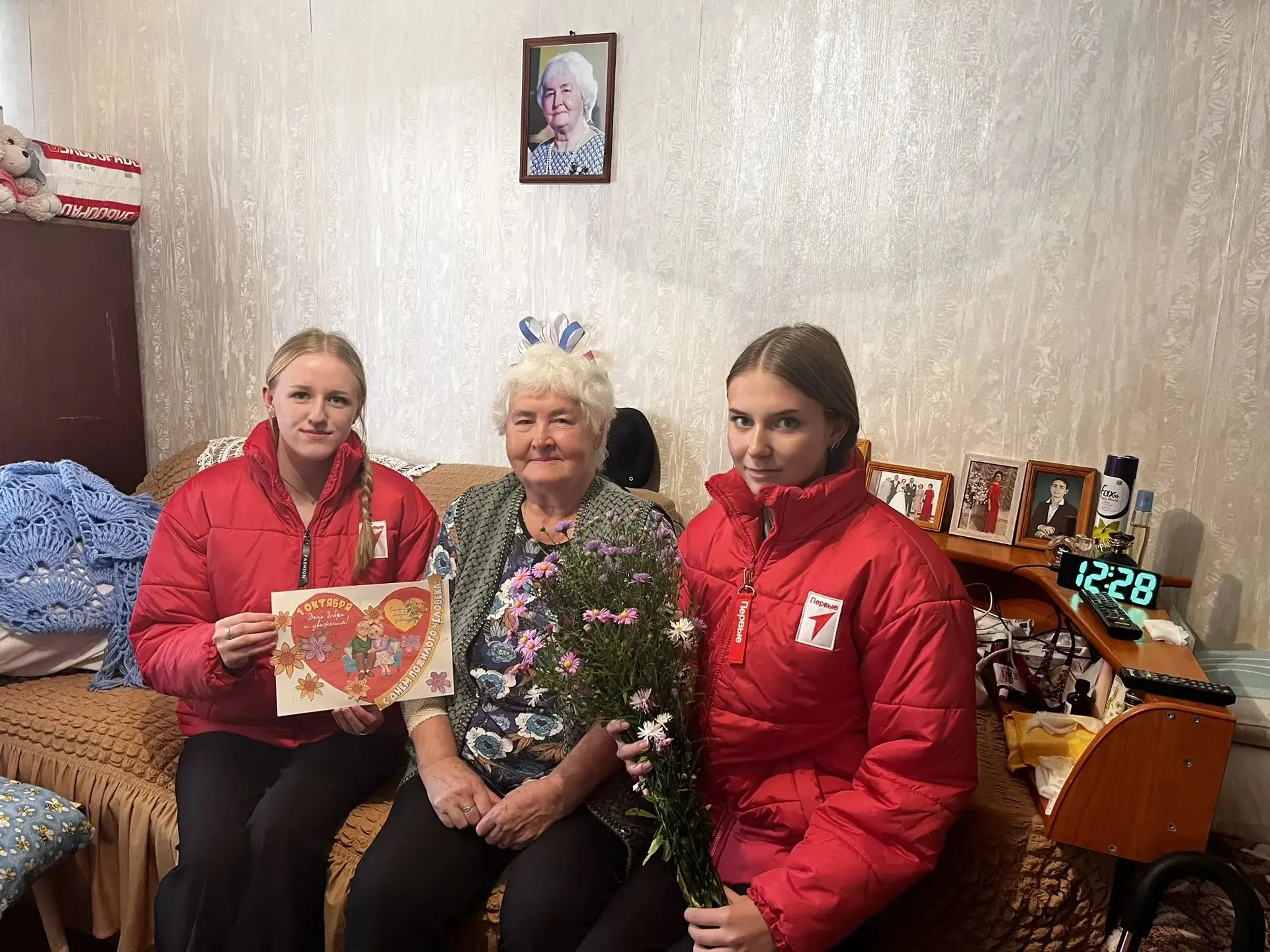 День добра и уважения: Первые Буреполомской школы поздравили старшее поколение