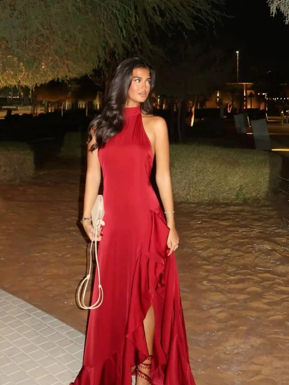 Lady in red 🍒 Ищу то самое красное платье!

Насмотрелась пинтереста, теперь не могу перестать думат