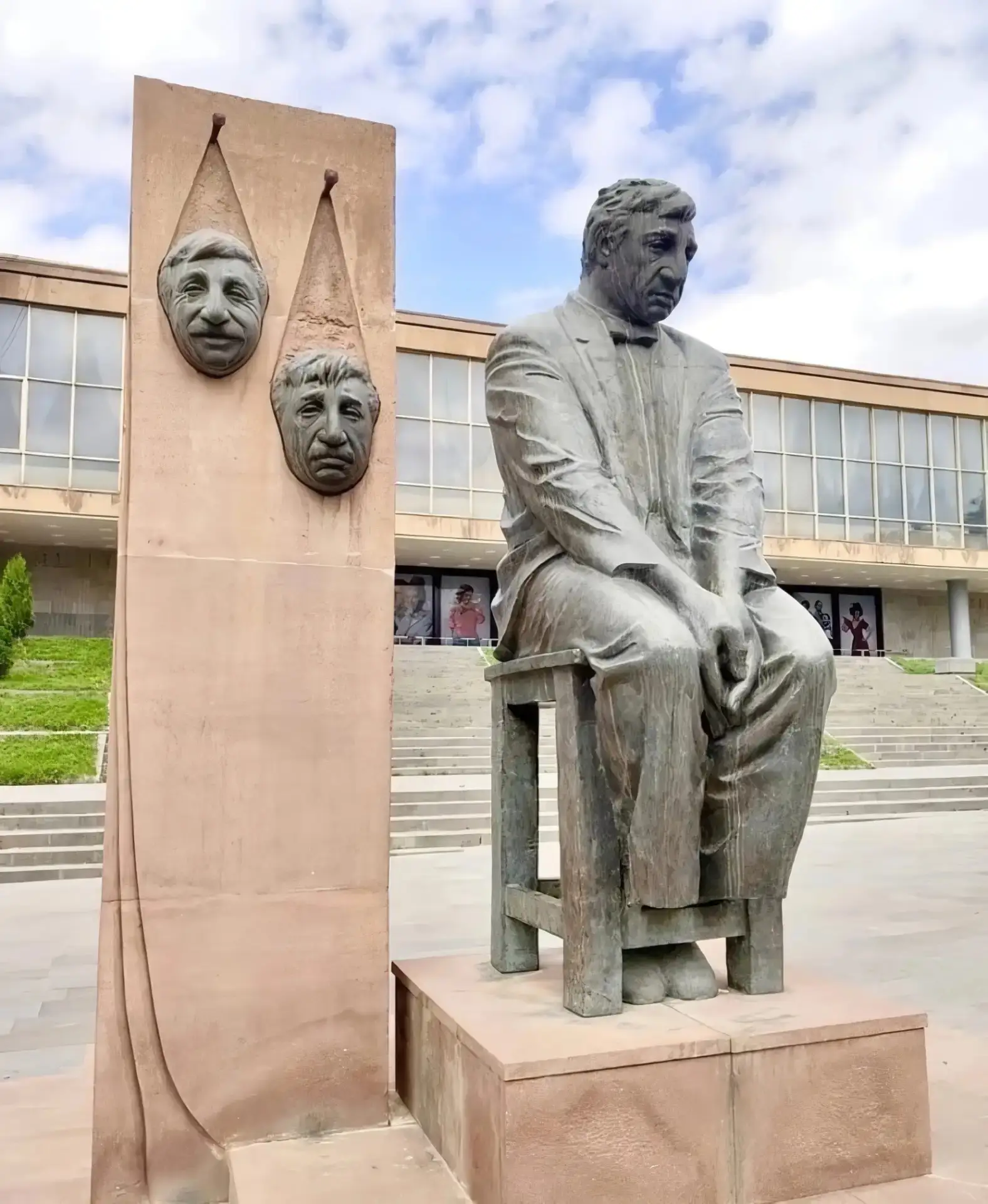 Памятник замечательному актеру Фрунзику Мкртчяну в Гюмри