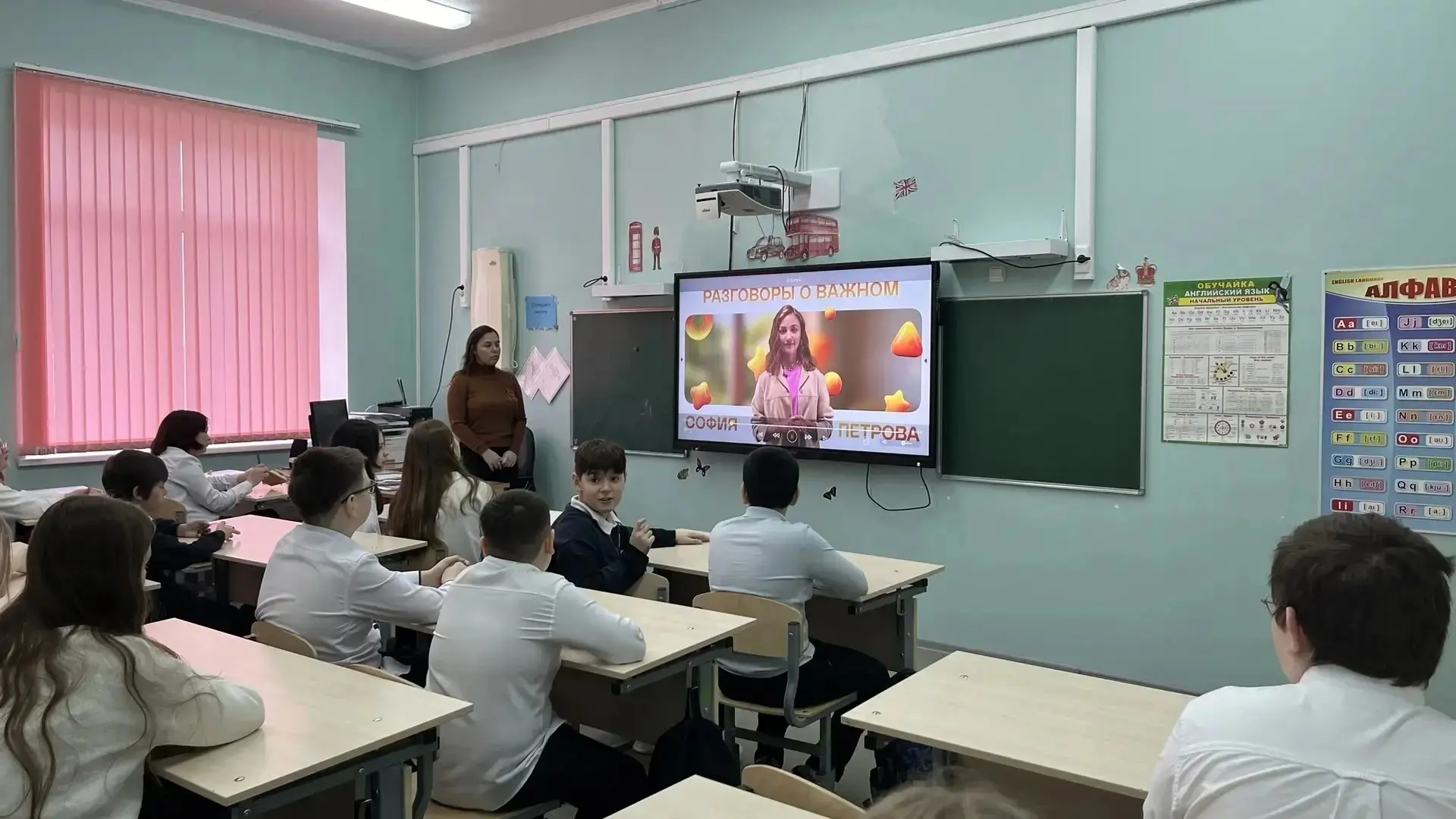27.04.  в МБОУ СШ № 31 началось с церемонии поднятия Государственного флага Российской Федерации и и