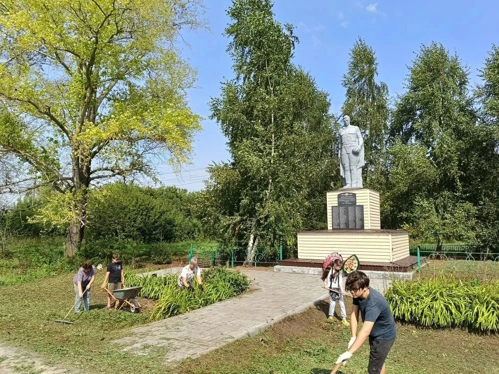 Учащиеся нашей школы провели важную и трогательную акцию — навели порядок у памятника в...