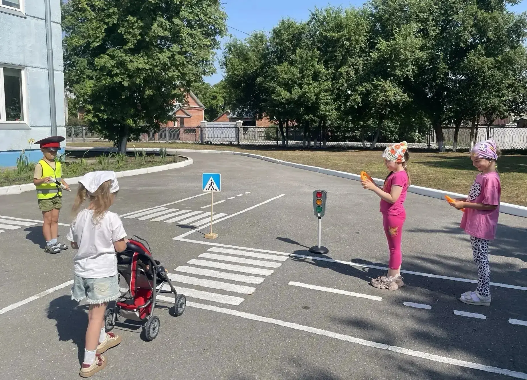МЕРОПРИЯТИЯ ПО ДОРОЖНОЙ БЕЗОПАСНОСТИ В ГРУППЕ «ПОЧЕМУЧКИ».
 
🚗 В рамках тематической недели «Азбука