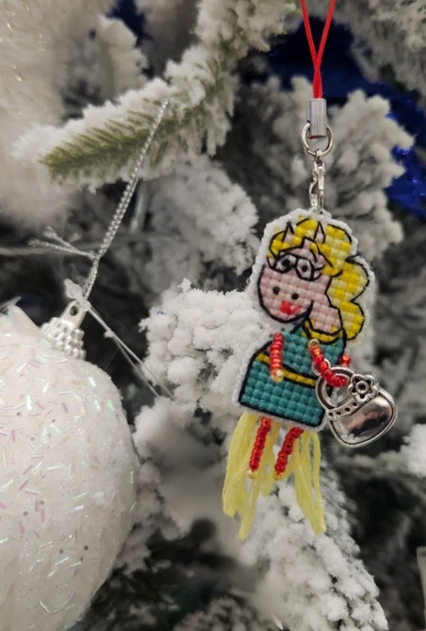 Лошадка Галочка - двусторонняя игрушка на елку.  Вышивается крестом и бисером. Схема разработана для