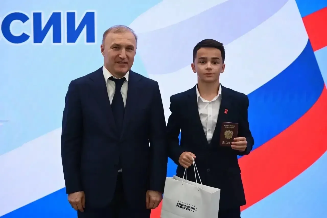 Школьник из Адыгейска получил первый паспорт из рук главы Адыгеи