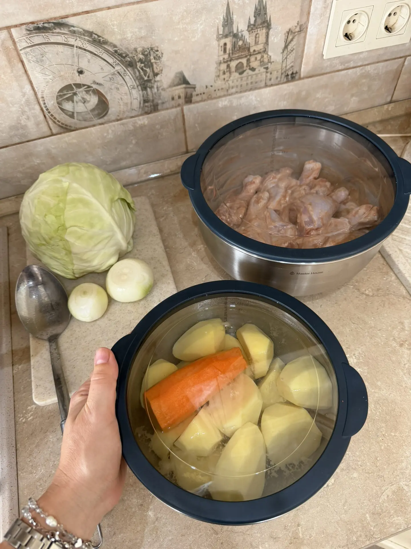 Мариную мясо , варю борщ и может ещё какой салат сделаю .