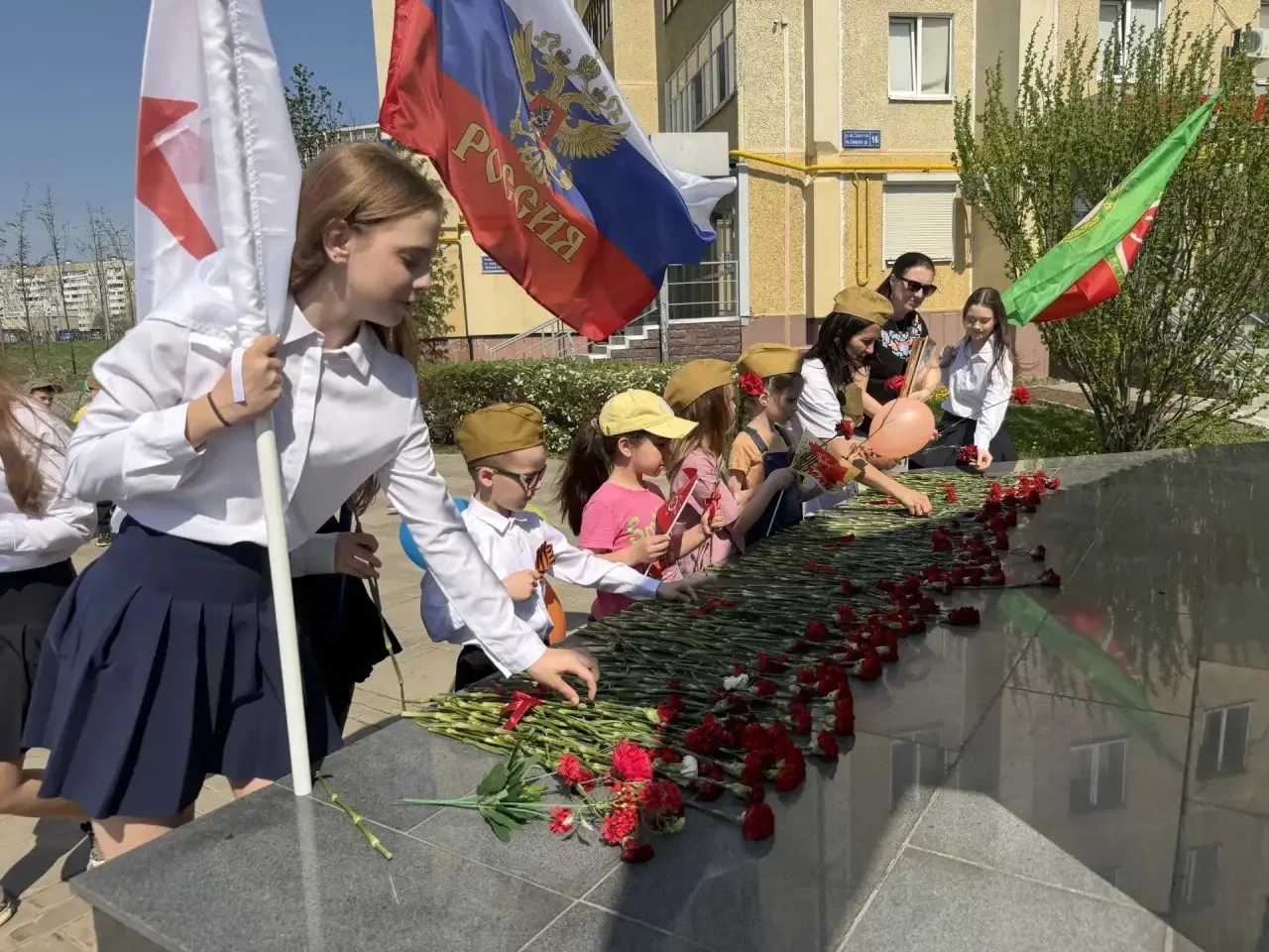 Память в наших сердцах! ✨🎗️  Активисты «Движения Первых» нашей школы и воспитанники детского сада № 