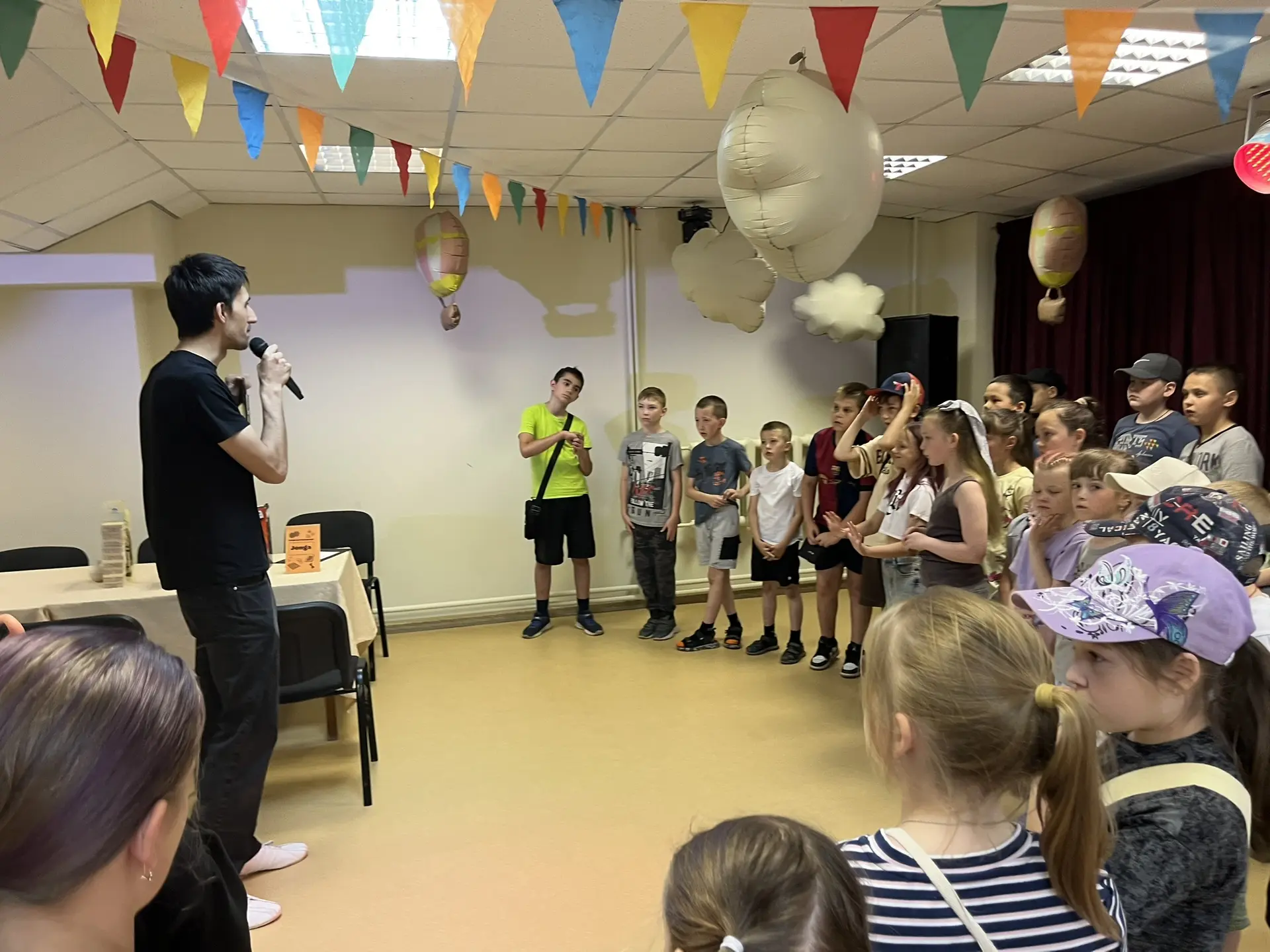 🎉 Вчера был просто невероятный день для ребят из школьного лагеря! ✨

Мы отправились в Дом культуры