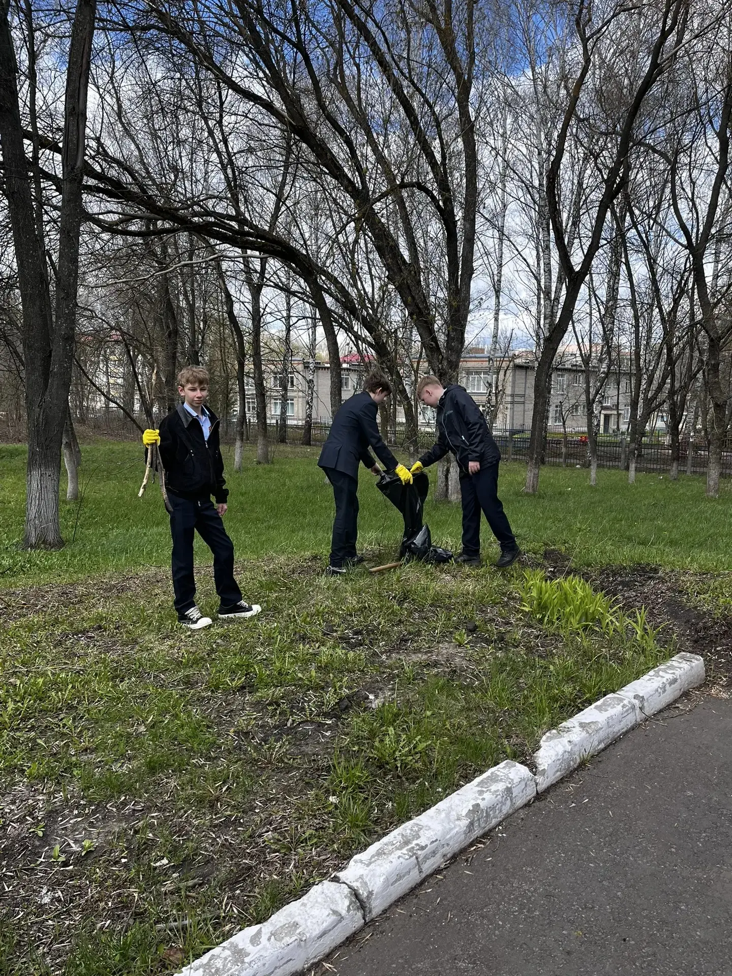🌿 Чистота начинается с нас!🌿  🗓️ Май – время наводить красоту в родном лицее.  🚮 Дружно вышли на суб