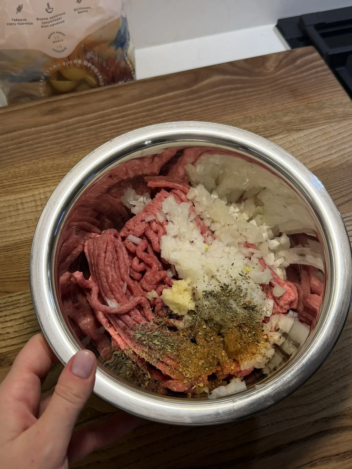 Идея на ужин 🍝 🥫 

Говяжий фарш
Лук
Чеснок
Специи: ароматные травы
Соль
Томатный соус 

Выкладывае
