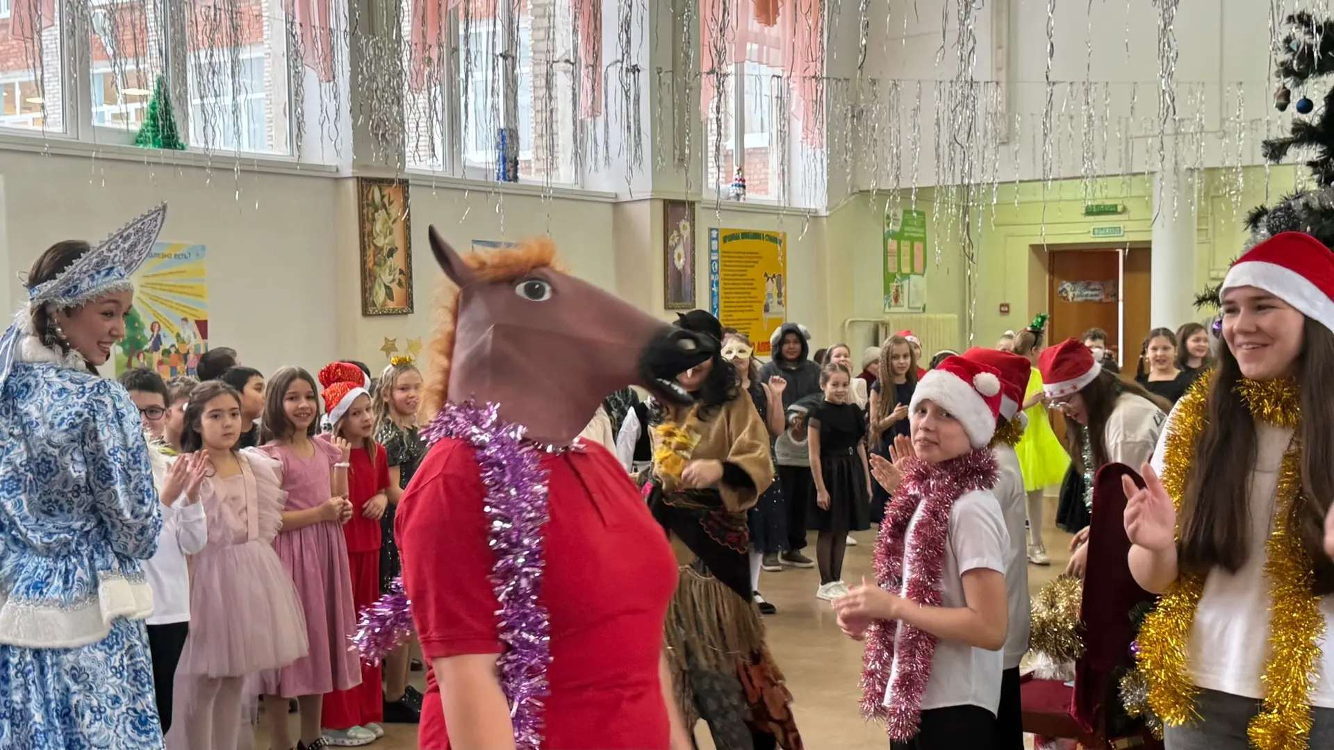 🎄🌟 Завершились волшебные праздники для учеников 1-4 классов. Мы повстречали любимых героев: Дедушку 