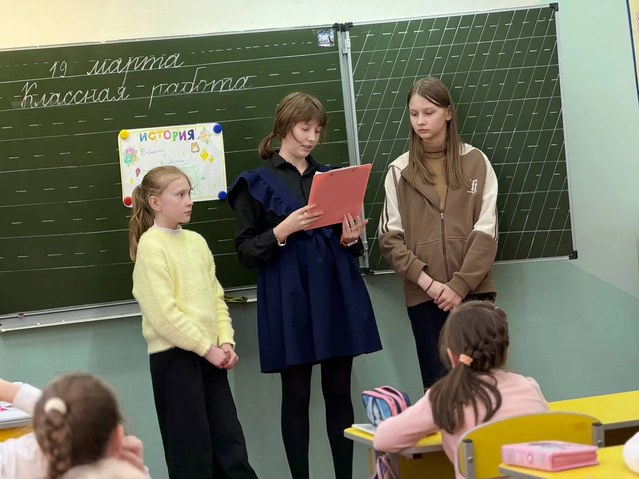 В нашей школе продолжается добрая традиция наставничества, когда старшие ребята делятся знаниями с м