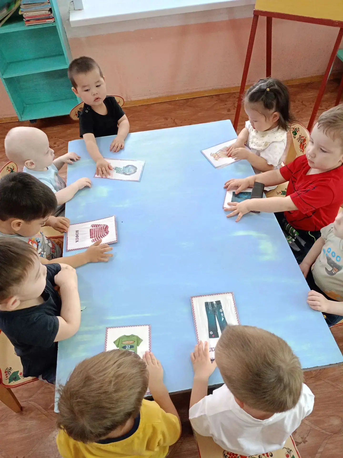 Сегодня в нашей группе прошло увлекательное занятие на тему: "Одежда"