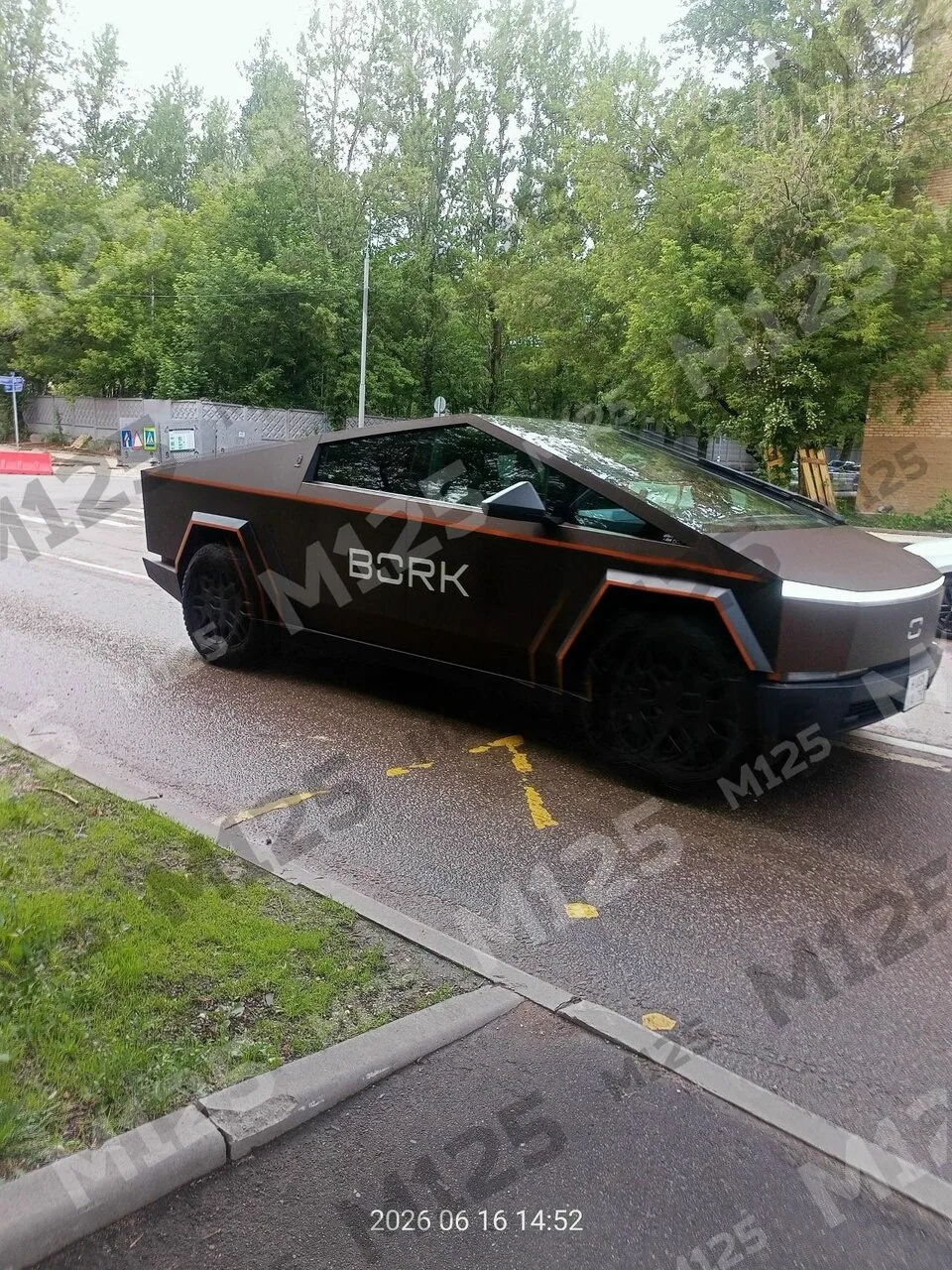 👀 Подписчица делится, что у нас в районе, чаще на Соколе, разъезжает брендированный кибертрак Тесла