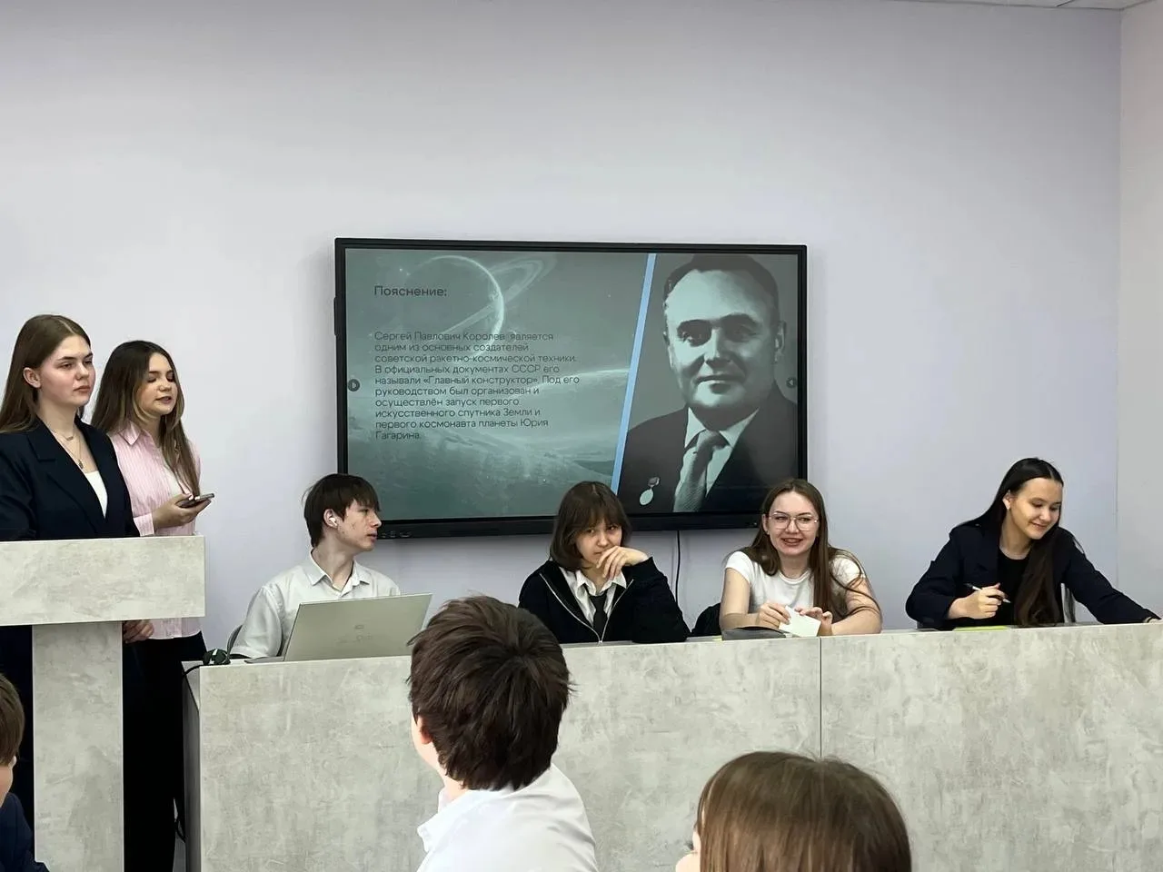 🚀✨ В рамках Декады Гагарина в школе прошёл интеллектуальный квиз для пятиклассников! 🎉    Ребята отв