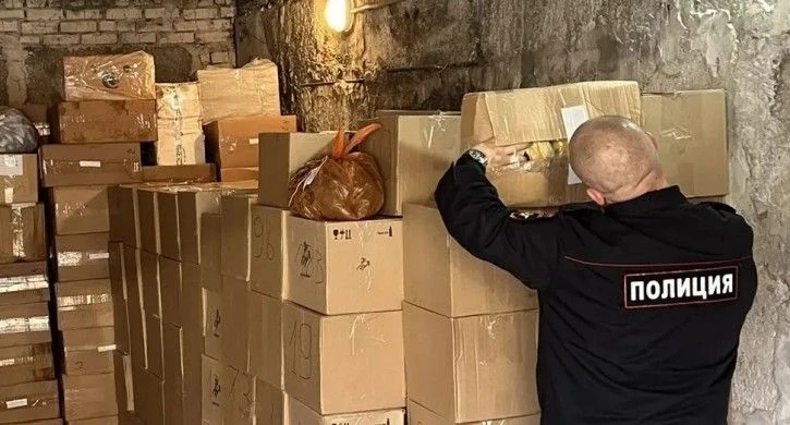 Склад с алкоголем и табаком на миллионы рублей нашли в Троицке.
 
Все это обнаружили во время обыска