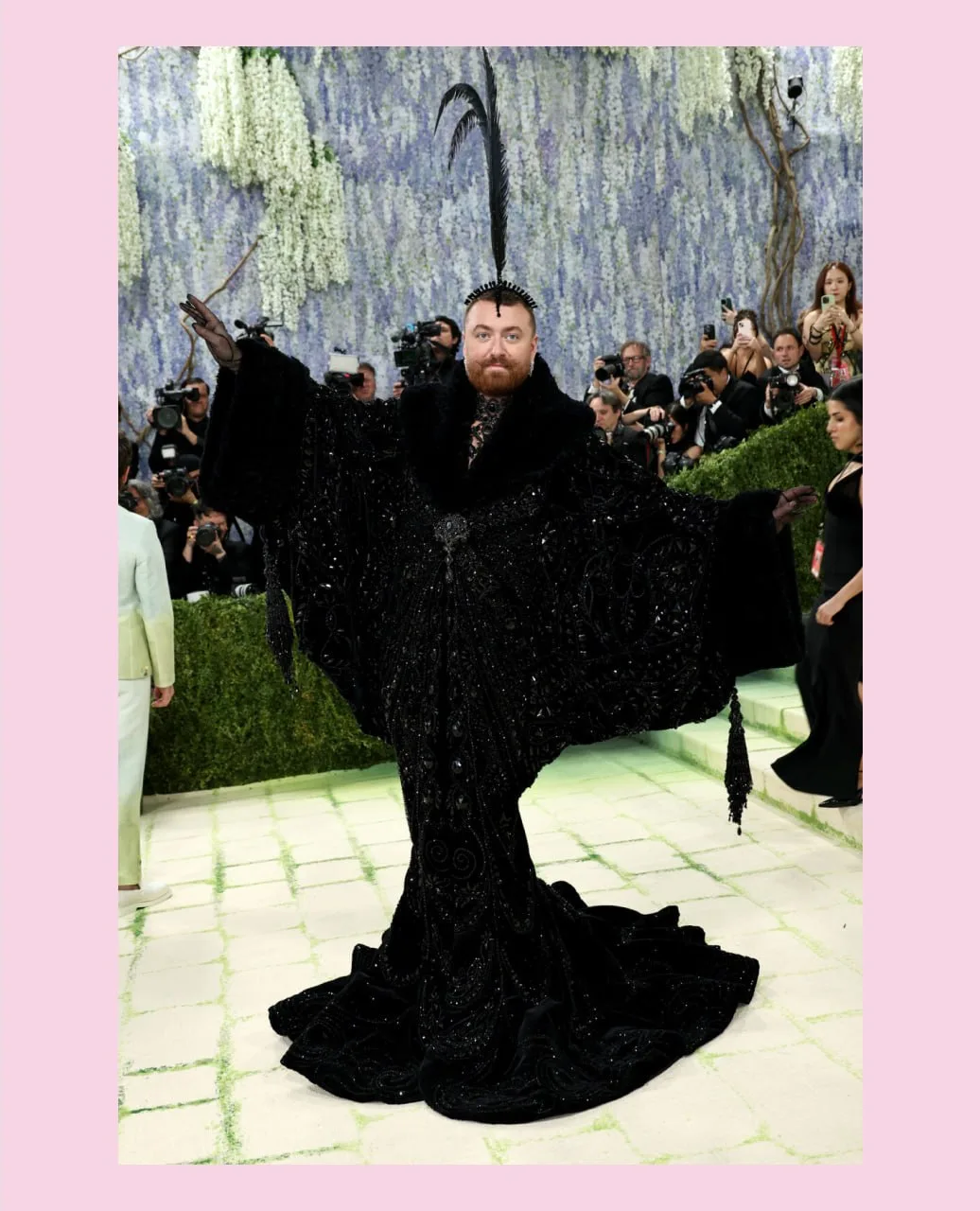 Топ-3 самых удобных нарядов с Met Gala 2026 🏆
🥇 Сэм Смит в Christian Cowan
Объемный образ — в нем 