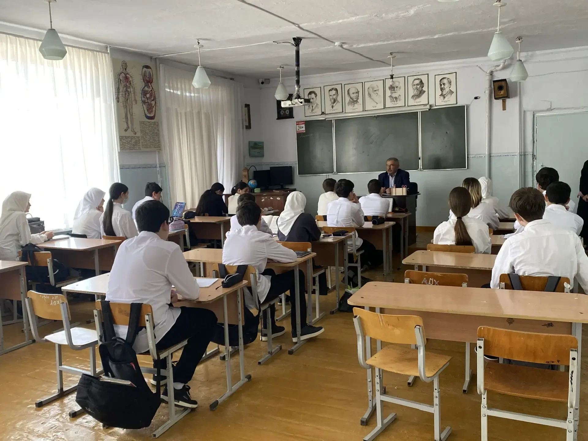 В МКОУ "СОШ №14" проведены беседы-инструктаж, классные часы   "О запрете употребления с...