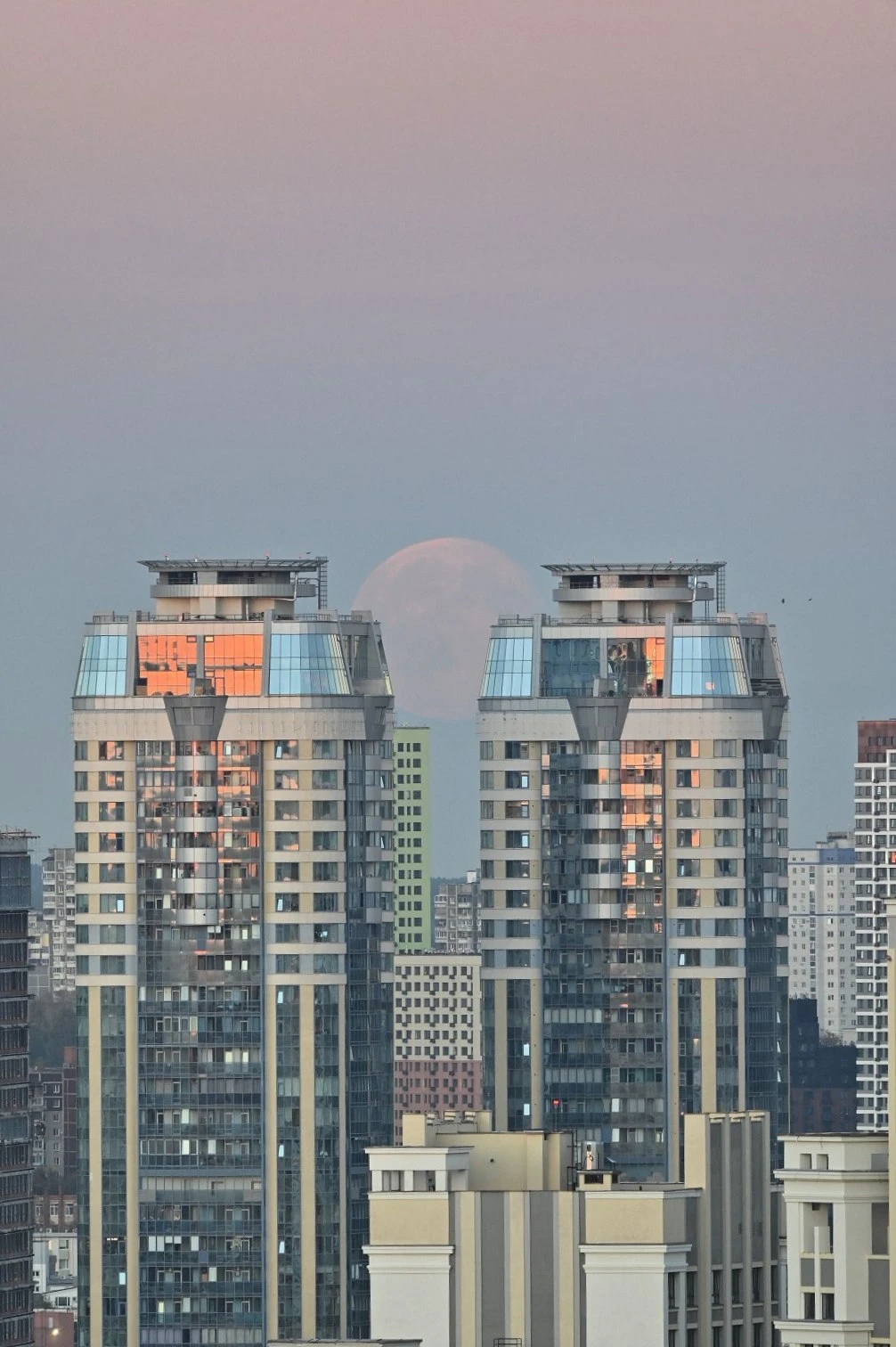 Почти полная «Урожайная Луна» над Екатеринбургом 🌝