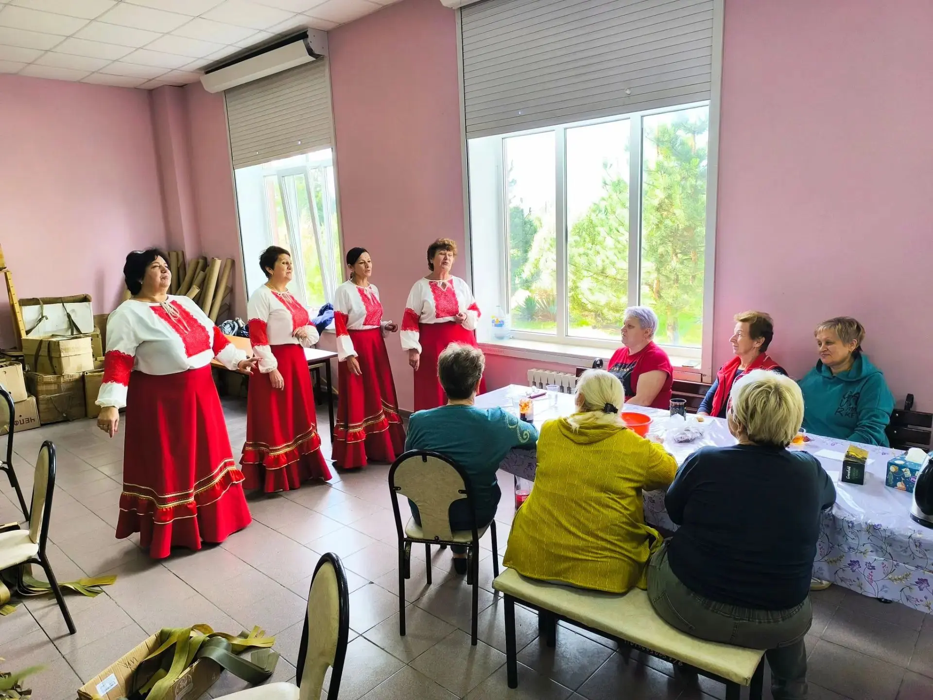 💐В КДЦ «Железный» поздравили женщин‑волонтёров штаба «Мы рядом» с Днём элегантного воз...