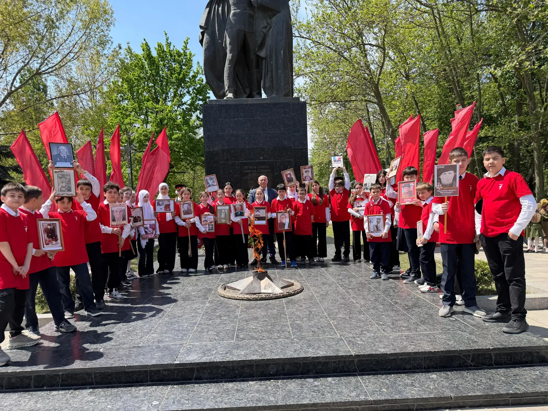 Пост №1! 🧧  Первые нашей школы с честью несли Вахту Памяти! Гордимся каждым!  🪔Первые – на страже па