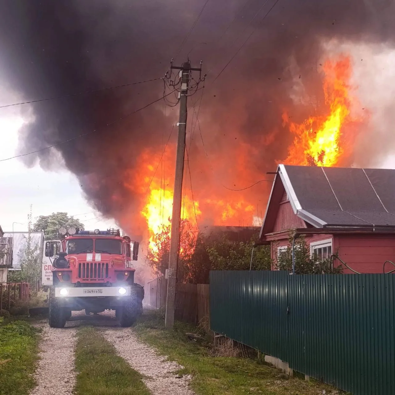 В деревне Новая Мельница Новгородского округа произошёл пожар — загорелись жилой и садо...