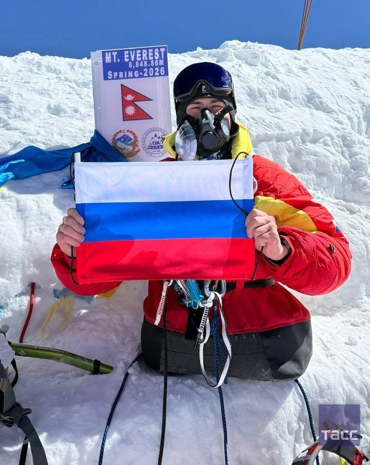 РОССИЯНИН ПЕРВЫМ В МИРЕ ВЗОШЕЛ НА ЭВЕРЕСТ НА ОДНИХ РУКАХ  Российский блогер и альпинист Рустам Набие