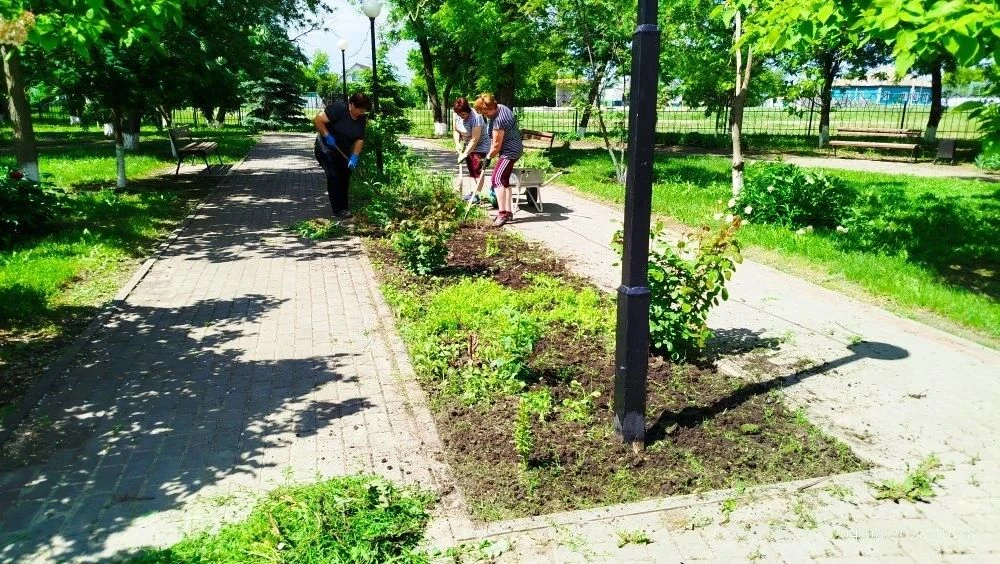 С заботой о родном селе: коллектив Новобелянского СДК провёл день общественных работ 🏘️⁣