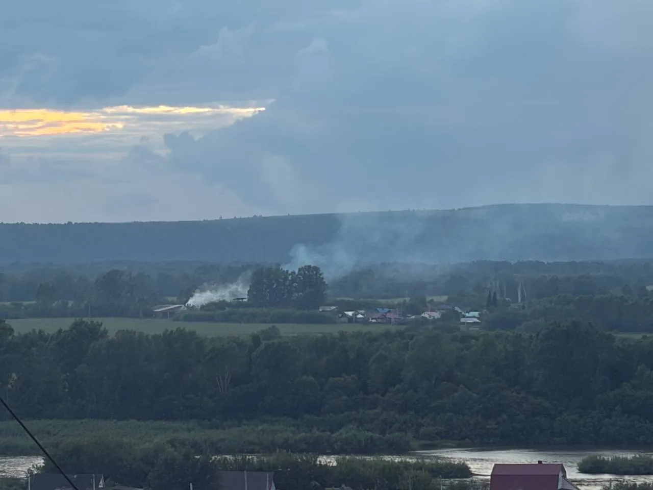 Пожарные работают в Заречном с полудня