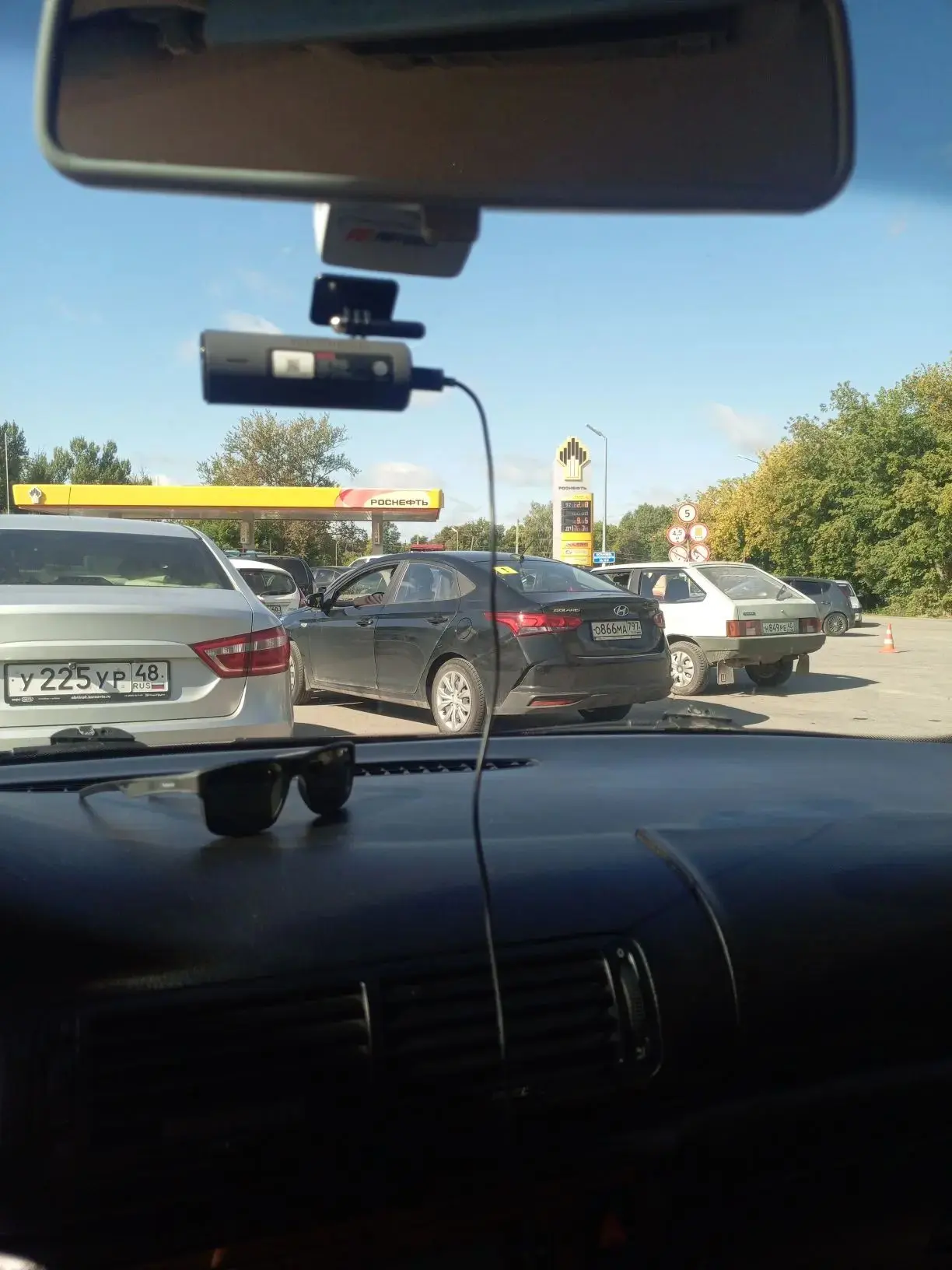 Совсем уже обнаглели! В Козельске на заправках монахини лезут без очереди, пока обычные...