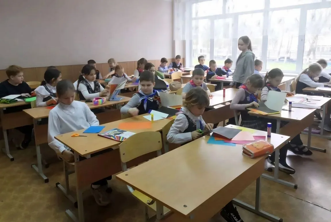 🇷🇺 От сердца к сердцу: младшая школа учится говорить «Спасибо» ветеранам  В преддверии Дня Победы в 