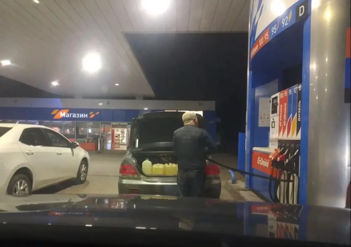 ⛽️ Не спешите ругать человека, который набирает бензин в канистры