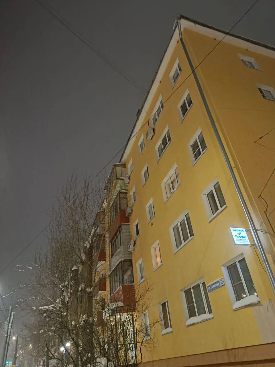 ❄️ В Советском районе продолжается очистка кровель от снега и сосулек!  С самого раннего утра наши а