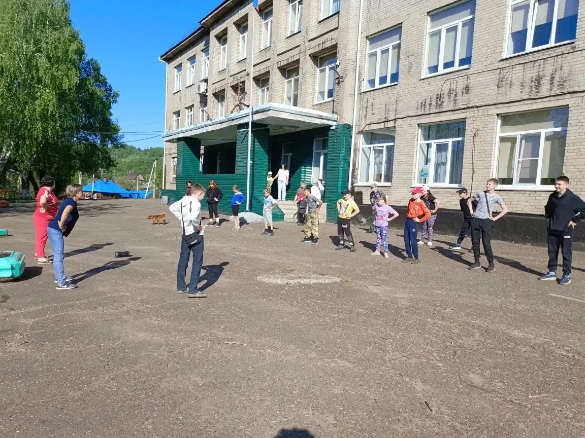 Новый день в нашем пришкольном лагере начался с зарядки, также все ребята приняли актив...