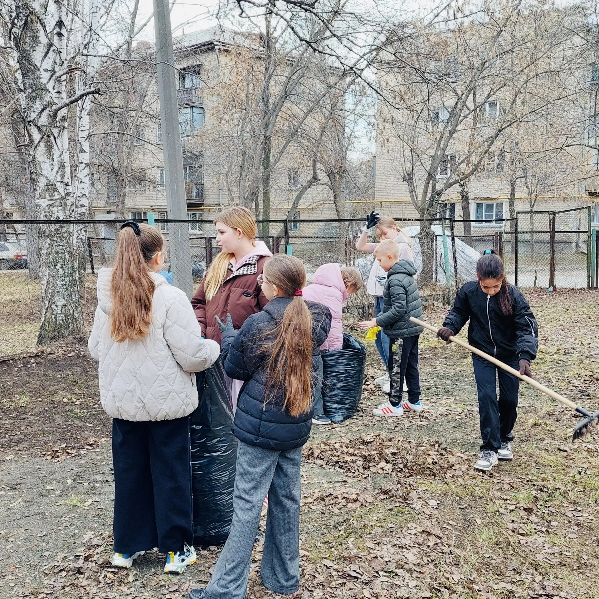 🧹Маленькие герои большого дела!  🤗Наши младшие лицеисты участвуют во Всероссийской акции «Зеленая ве