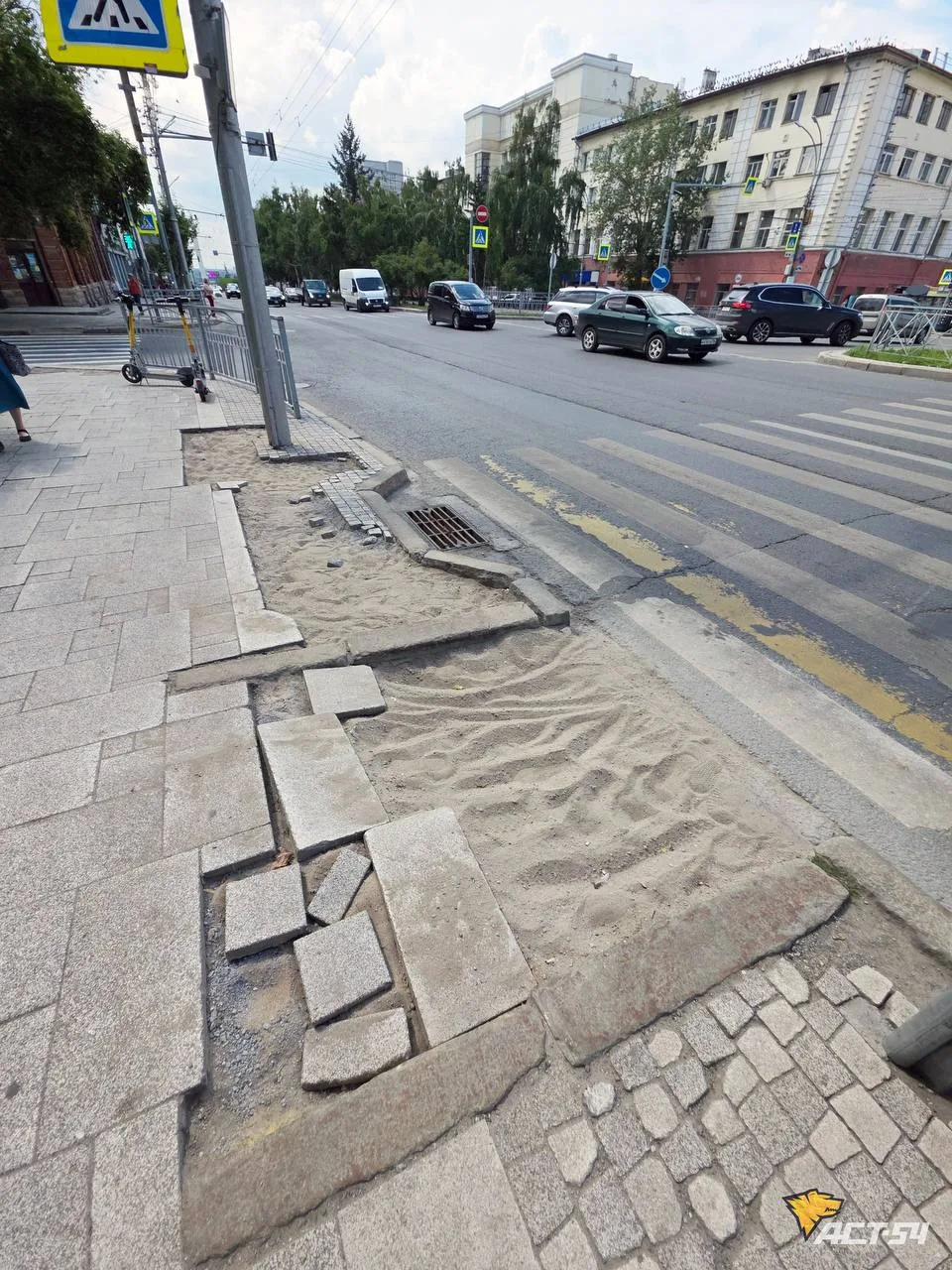 🧱 На Красном проспекте, 28 второй месяц не могут починить тротуар и пандус

Житель Новосибирска гов