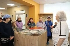 В рамках экскурсии «В гости к соседям» к нам в школу пришли уважаемые жительницы города. Для них реб
