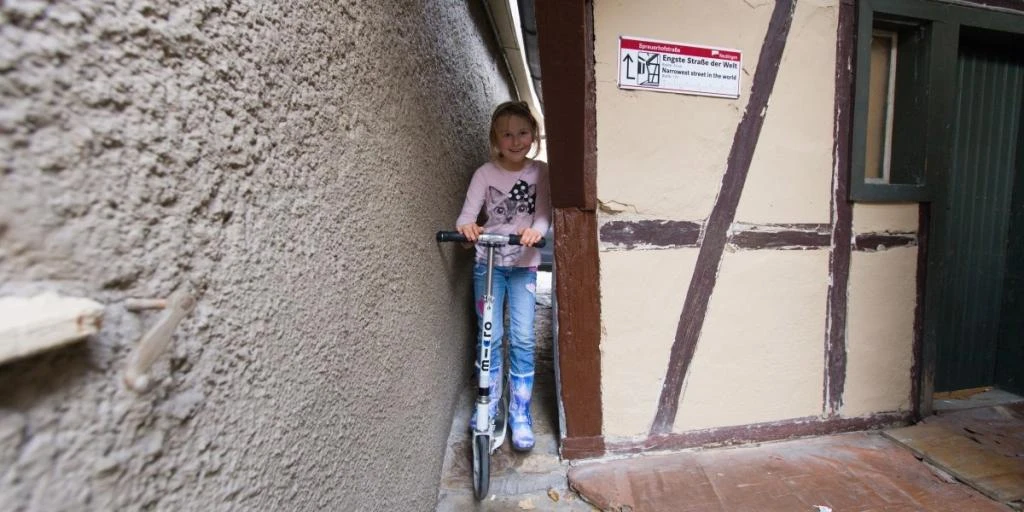 Самая узкая улица в мире находится в Германии, в городе Ройтлинген. Она называется Шпройерхофштрассе