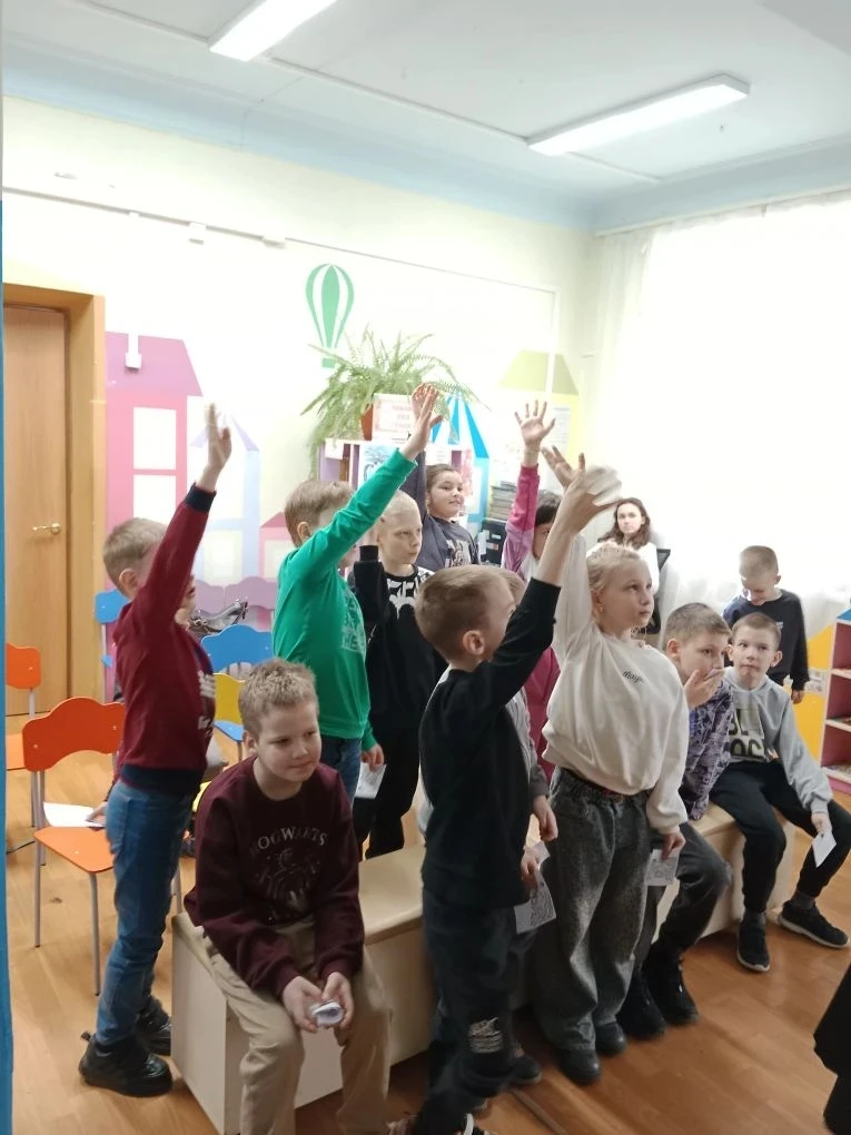 📚 Путешествие по сказкам народов России  30 марта ученики 1.3 и 2.3 классов посетили библиотеку имен