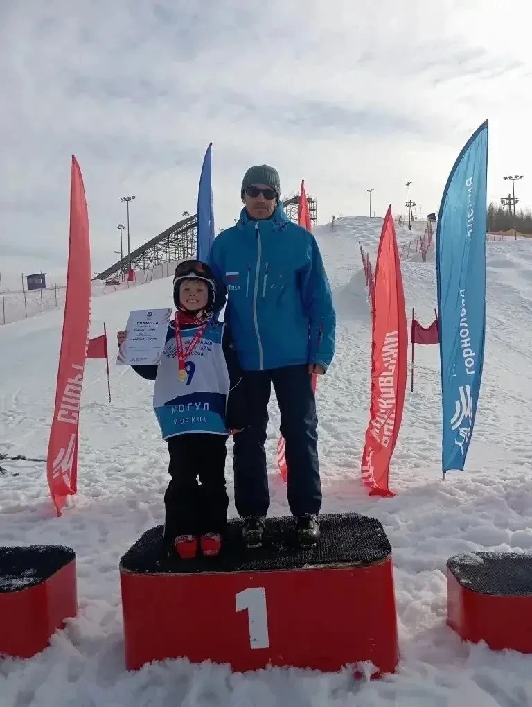 Павел из 1 "Ж" — чемпион "Бейби могул"! 🥇  В рамках нашей рубрики "Талантливые дети Москвы" рады под