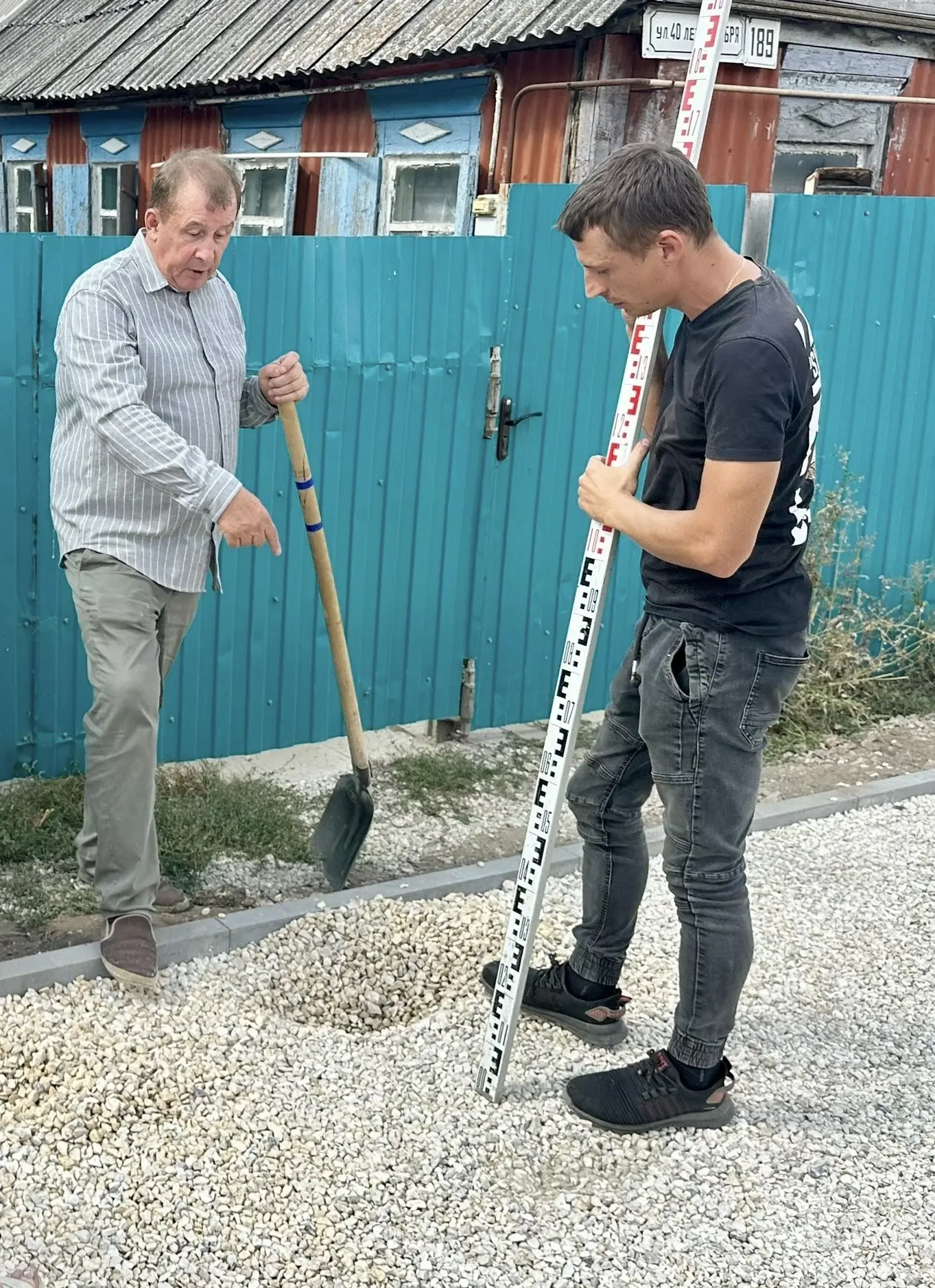Шок-контент: глава Фролово Василий Данков лично схватил лопату! 🛠️