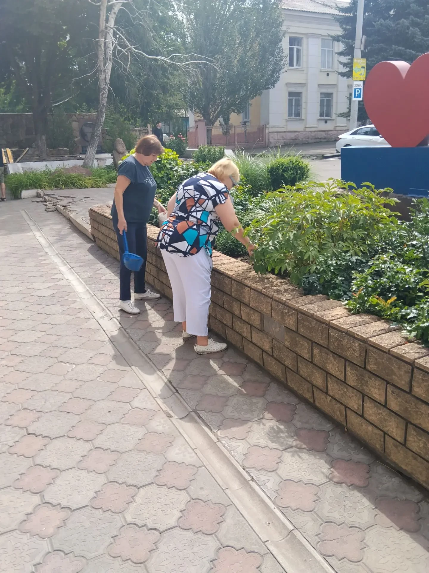 Уборка территории возле районного музея)
9 июля сотрудники Перевальского районного исторического муз