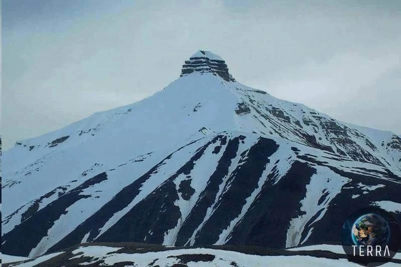 Гора «Пирамида» на Шпицбергене. Или все-таки не гора? ⛰️ 🤔