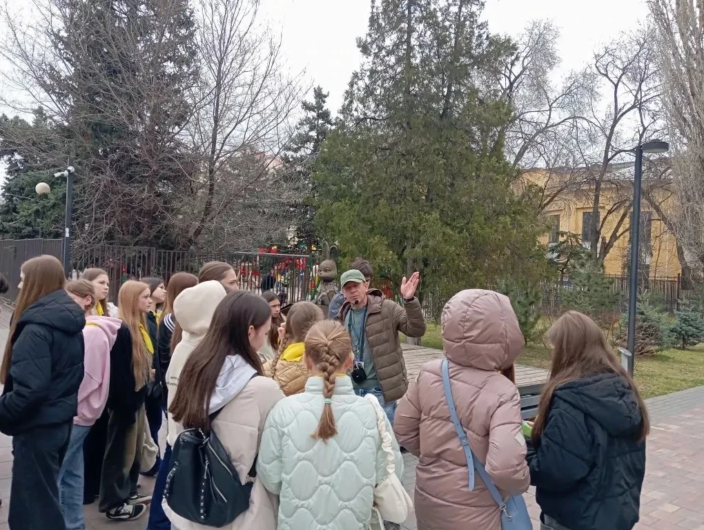 Знать и любить свой город — важно!  Во время каникул школьники побывали на познавательной экскурсии 