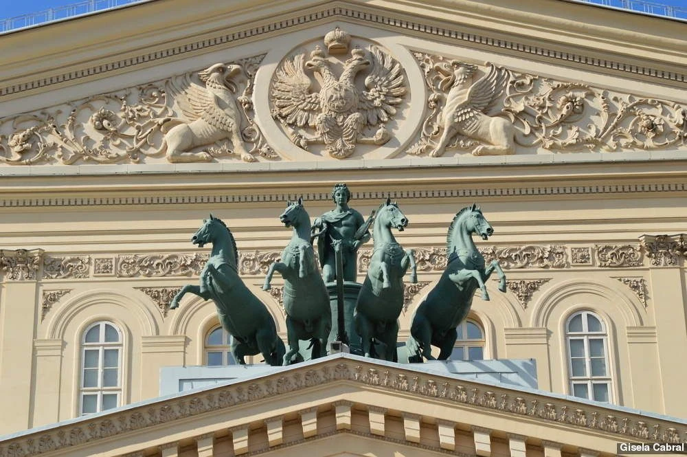 КВАДРИГА (от лат. quadri — «четыре» и iugum — «упряжь») - двухколёсная античная колесни...