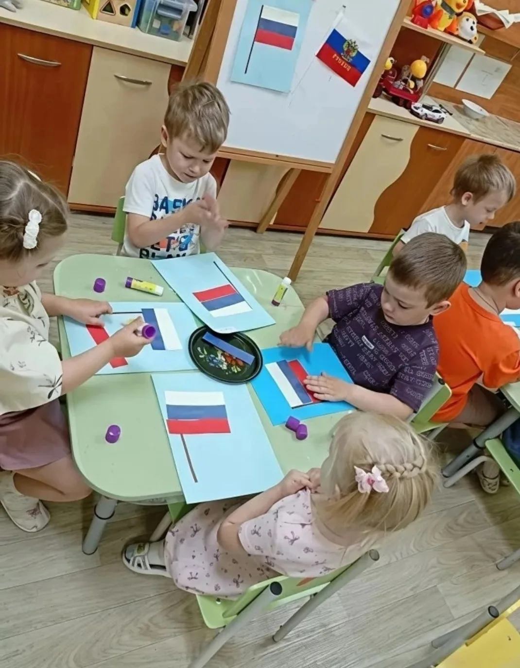 День России в группе № 1

✨ В преддверии Дня России малыши из группы "Котятки" познакомились с симво