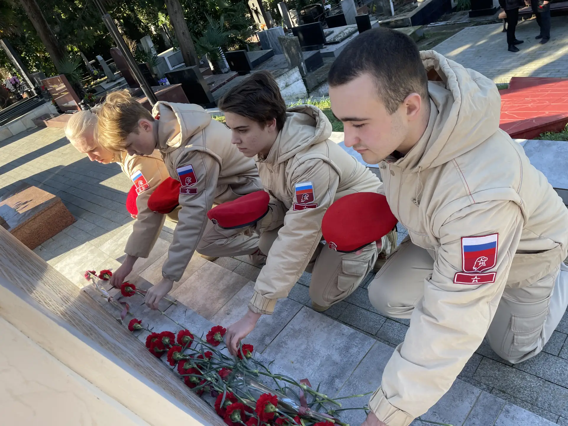 В канун Дня Защитника Отечества воспитанники школьного отряда ВВПОД Юнармия и кадеты школы приняли у