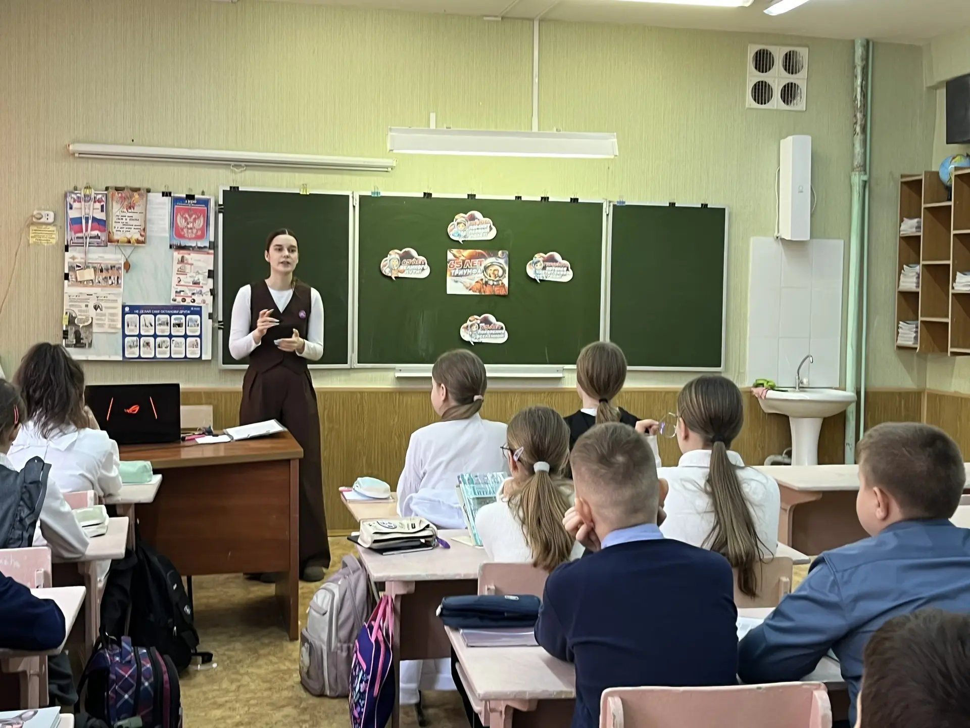 🚀 В нашей школе в преддверии Дня космонавтики прошли интересные мероприятия 🌌✨  Советники провели дл
