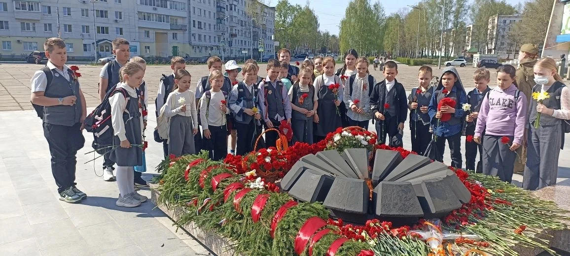 Накануне Великого праздника Дня Победы, ученики 3В класса сходили к Обелиску Славы. Идя по  аллее зн